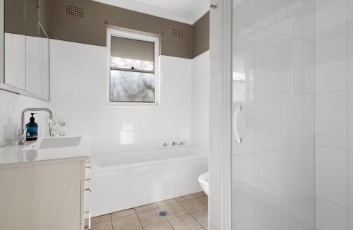 West Bathurst House | "Uralla" Lovely house with pool