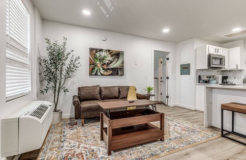 Midtown Apartment | Urban 1 Bed Apartment