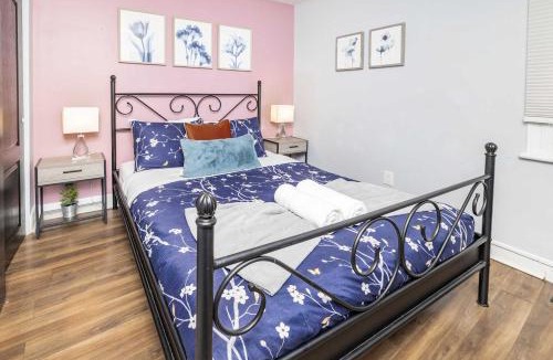 Centretown West Apartment | Urban 1BR Gem with Kitchen, Smart TV & Workspace