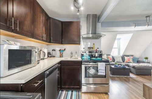 Centretown West Apartment | Urban 1BR Gem with Kitchen, Smart TV & Workspace