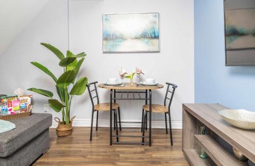 Centretown West Apartment | Urban 1BR Gem with Kitchen, Smart TV & Workspace