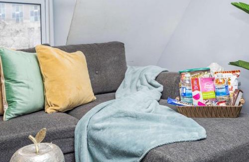 Centretown West Apartment | Urban 1BR Gem with Kitchen, Smart TV & Workspace