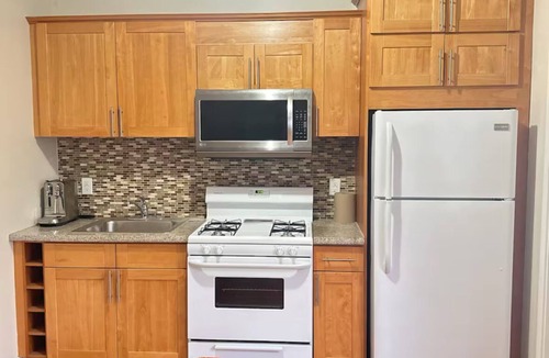 South of Market Apartment | Urban 2-bedroom apartment in San Francisco with Patio & Parking