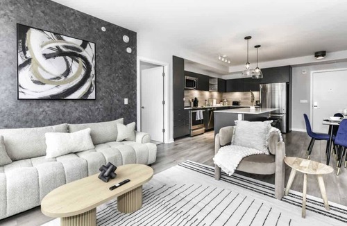 Crystal City Apartment | Urban 2BR Getaway with Rooftop Views, Gym & Parking