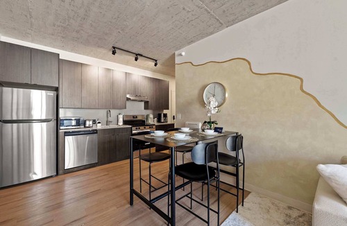 The Loop Apartment | Urban 3BD Retreat in Printer's Row with Amenities!