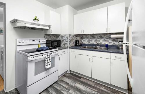 Sandy Hill Apartment | Urban 3BR Getaway Walk to ByWard Market- UOttawa
