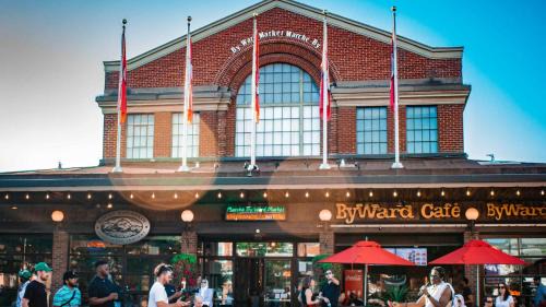 Sandy Hill Apartment | Urban 3BR Getaway Walk to ByWard Market- UOttawa