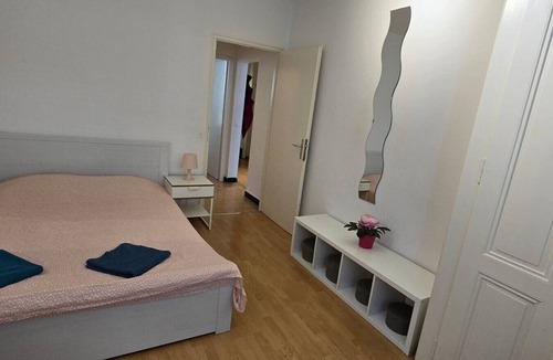Les Grottes House | Urban apartment