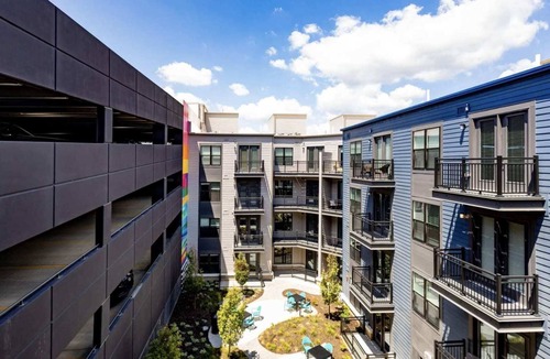 East Walnut HIlls Apartment | Urban apartment with pool and parking