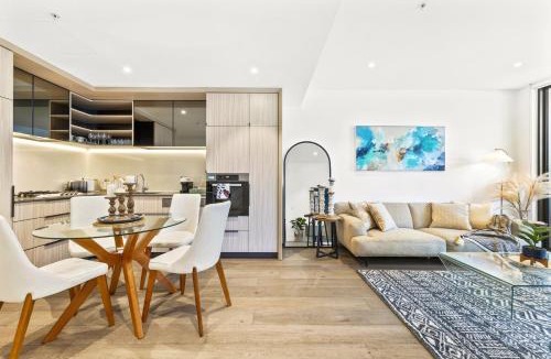 Chinatown Apartment | Urban Bliss 2BR Abode - Luxury丨Comfort丨Parking