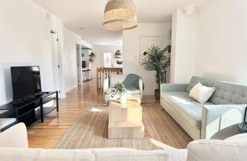 Maizerets Apartment | Urban Boho - Hot tub - EV Chrger - 3 Free Parking