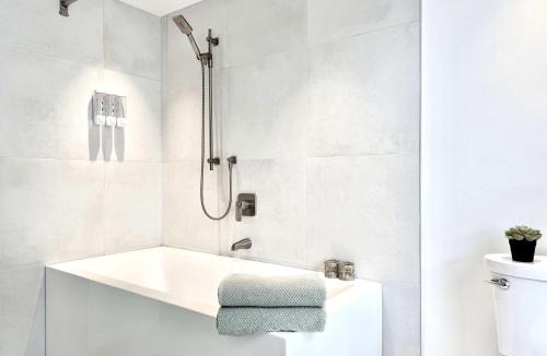 Maizerets Apartment | Urban Boho - Hot tub - EV Chrger - 3 Free Parking