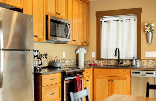 Pleasant Valley House | Urban Cabin on Mt Scott