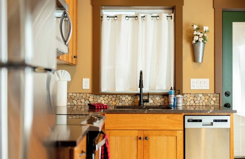 Pleasant Valley House | Urban Cabin on Mt Scott