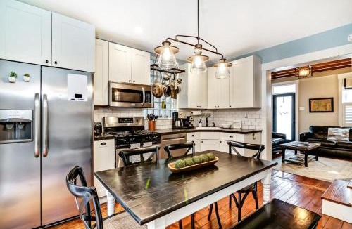 Gayborhood House | Urban Charm 4BR-2BR Retreat with Patio & Parking