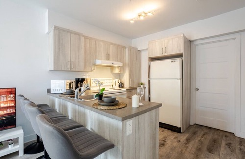 Pointe-Saint-Charles Apartment | Urban Chic 3BR| Griffintown Escape