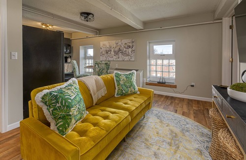 Carbondale Apartment | Urban-Chic King Suite Near SIU Carbondale