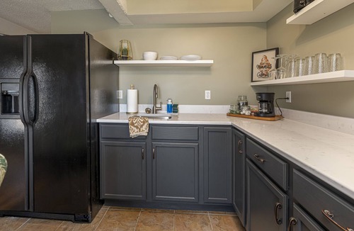 Carbondale Apartment | Urban-Chic King Suite Near SIU Carbondale