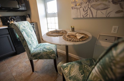 Carbondale Apartment | Urban-Chic King Suite Near SIU Carbondale
