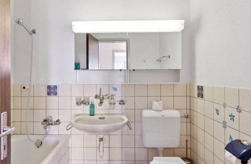 Uster District Apartment | Urban Comfort: 3 BR Practical Retreat