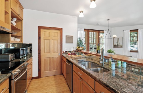 Travis Heights House | Urban Cowboy Villas - Heart of 704