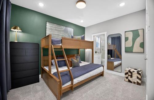 East Downtown Houston Apartment | Urban EaDo Retreat - 3BR Townhome w Deck