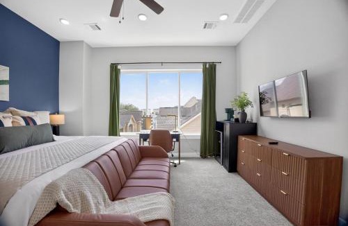 East Downtown Houston Apartment | Urban EaDo Retreat - 3BR Townhome w Deck