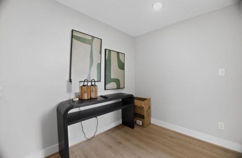 East Downtown Houston Apartment | Urban EaDo Retreat - 3BR Townhome w Deck