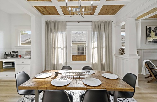 Tobin Hill House | Urban Elegance Retreat ideal location 5 minute walk to The Pearl, N. Riverwalk