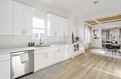 Tobin Hill House | Urban Elegance Retreat ideal location 5 minute walk to The Pearl, N. Riverwalk
