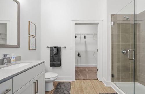 Second Ward Apartment | Urban Escape | Free Parking, Pool, Gym