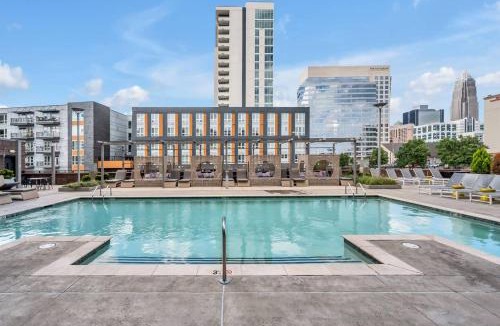 Second Ward Apartment | Urban Escape | Free Parking, Pool, Gym
