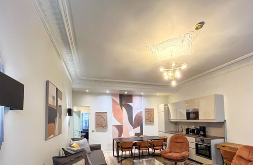 8th Arrondissement Apartment | Urban Flat 63 - Beautiful 3 Bedroom Flat Champs-Elysees
