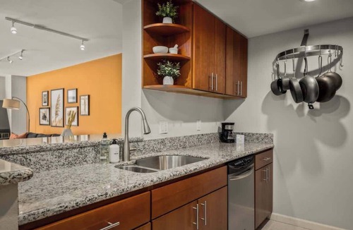 LoDo Condo | Urban Gallery Loft - King Bed - Larimer Square 30+
