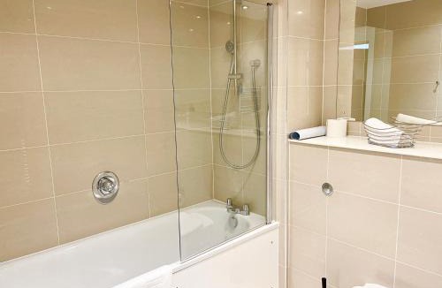 Bracknell Apartment | Urban Gateway Spacious Apartment with free parking