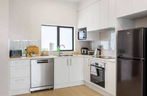 Otahuhu Apartment | Urban Glow Townhouse with parking