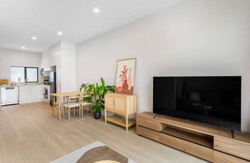 Otahuhu Apartment | Urban Glow Townhouse with parking