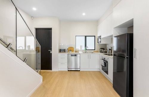 Otahuhu Apartment | Urban Glow Townhouse with parking