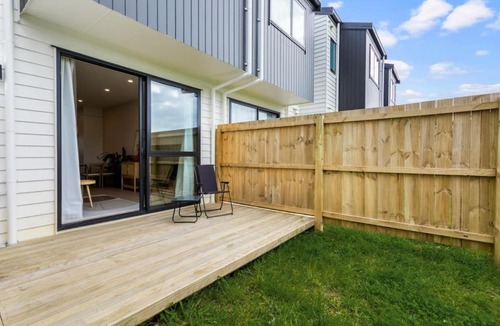 Otahuhu Apartment | Urban Glow Townhouse with parking