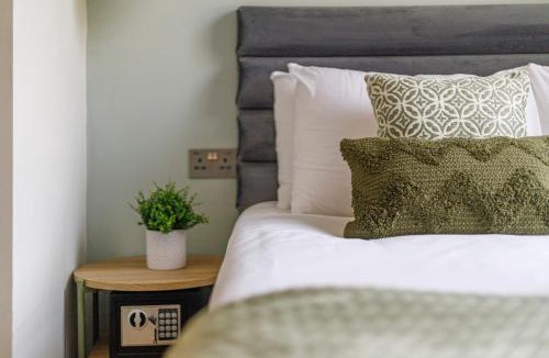 Dalston Apartment | Urban Green Oasis Modern Minimalist Studio