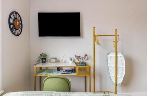 Dalston Apartment | Urban Green Oasis Modern Minimalist Studio
