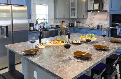 Centreville House | Urban Haven ~ 5* Location ~ King Bed ~ Workspaces!