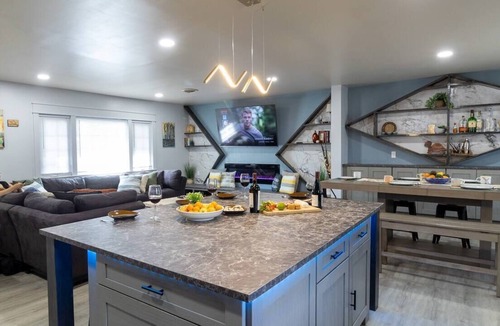 Centreville House | Urban Haven ~ 5* Location ~ King Bed ~ Workspaces!