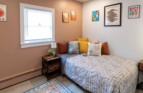 Centreville House | Urban Haven ~ 5* Location ~ King Bed ~ Workspaces!