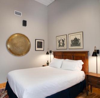 Old City Apartment | Urban Haven Loft Near Market Square