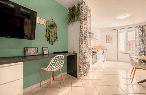Manosque Apartment | Urban Jungle PARKING & Netflix Centre historique
