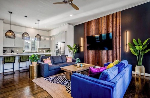 Montrose House | Urban Jungle Retreat in the HTX Skyline