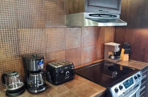 Vieux-Limoilou Apartment | Urban Limoilou 8 guests AC 2 Free Parking
