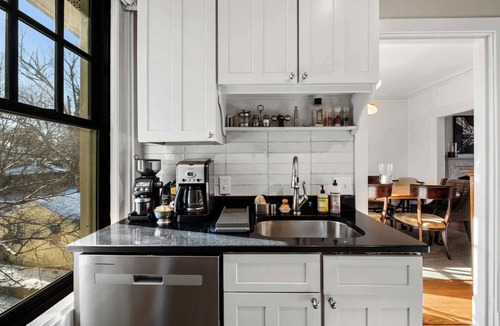 Bonnycastle Apartment | Urban Louisville 3BR home best for extended stays!