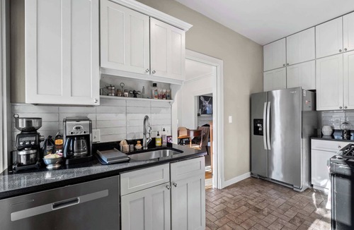 Bonnycastle Apartment | Urban Louisville 3BR home best for extended stays!